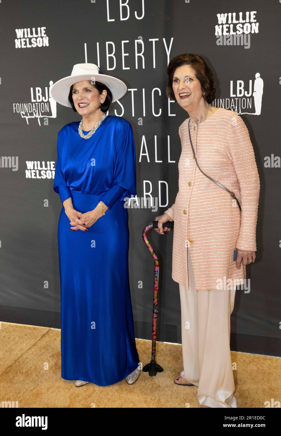 Die Schwestern LUCI BAINES JOHNSON, l und LYNDA ROBB Töchter des ehemaligen Präsidenten Lyndon Baines Johnson posieren am 12. Mai 2023 beim LBJ Liberty Justice for All Award der Lyndon Baines Johnson Library auf dem roten Teppich. Der Preis 2023 wurde dem Sänger Willie Nelson (nicht gezeigt) anlässlich seines 90. Geburtstages verliehen. Stockfoto