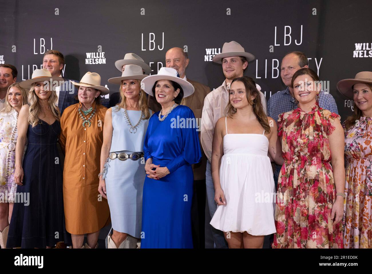 Die Familie Johnson, einschließlich der LBJ-Tochter LUCI BAINES JOHNSON (in blauem Kleid), posiert am 12. Mai 2023 beim LBJ Liberty Justice for All Award der Lyndon Baines Johnson Library auf dem roten Teppich. Der Preis 2023 wurde dem Sänger Willie Nelson (nicht gezeigt) anlässlich seines 90. Geburtstages verliehen. Stockfoto