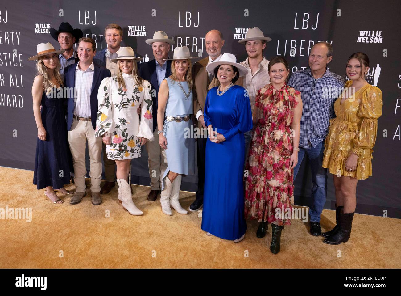 Die Familie Johnson, einschließlich der LBJ-Tochter LUCI BAINES JOHNSON (in blauem Kleid), posiert am 12. Mai 2023 beim LBJ Liberty Justice for All Award der Lyndon Baines Johnson Library auf dem roten Teppich. Der Preis 2023 wurde dem Sänger Willie Nelson (nicht gezeigt) anlässlich seines 90. Geburtstages verliehen. Stockfoto