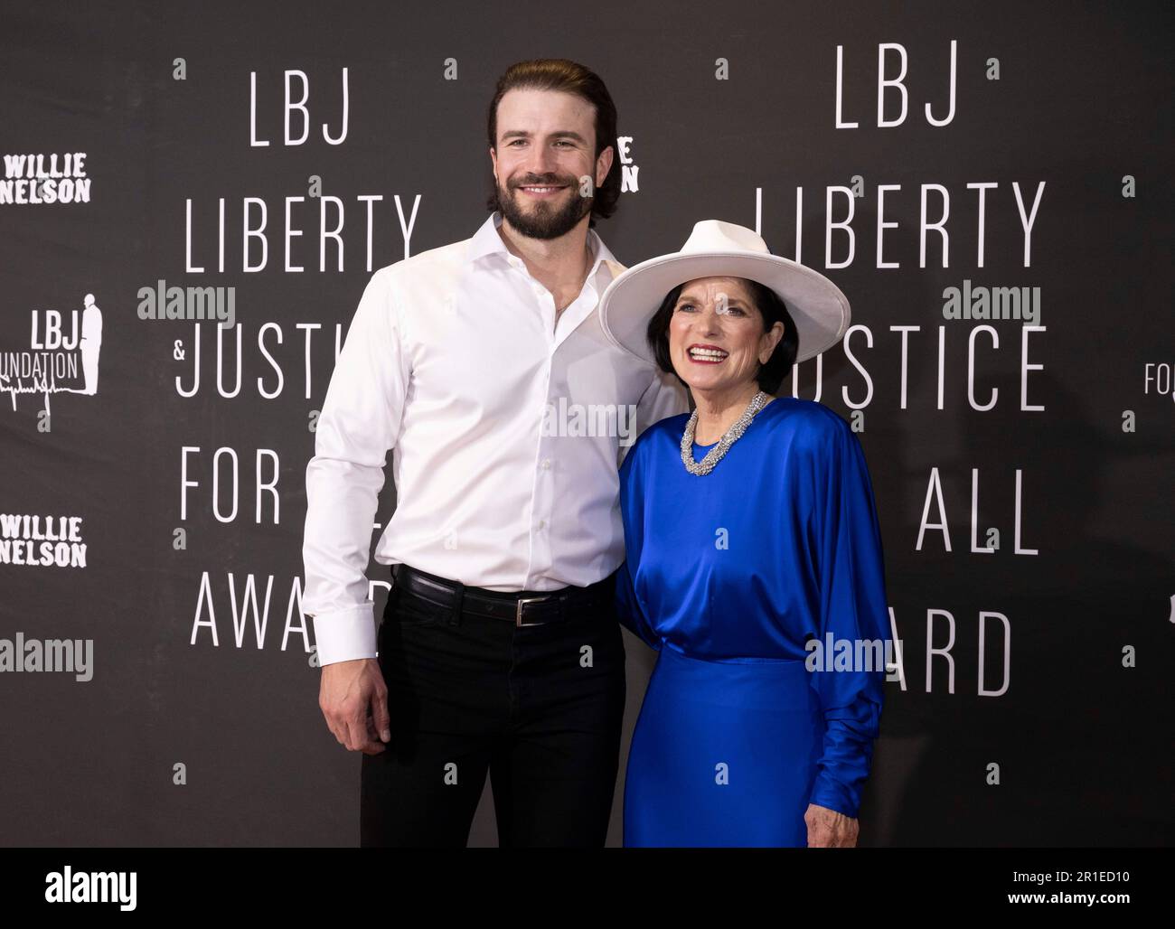 LBJ Daughter LUCI BAINES JOHNSON posiert mit dem Musiker SAM HUNT auf dem roten Teppich beim LBJ Liberty Justice for All Award der Lyndon Baines Johnson Library am 12. Mai 2023. Der Preis 2023 wurde dem Sänger Willie Nelson (nicht gezeigt) anlässlich seines 90. Geburtstages verliehen. Stockfoto