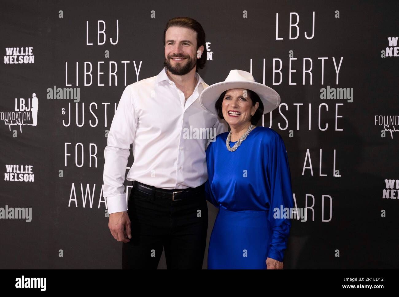 LBJ Daughter LUCI BAINES JOHNSON posiert mit dem Musiker SAM HUNT auf dem roten Teppich beim LBJ Liberty Justice for All Award der Lyndon Baines Johnson Library am 12. Mai 2023. Der Preis 2023 wurde dem Sänger Willie Nelson (nicht gezeigt) anlässlich seines 90. Geburtstages verliehen. Stockfoto