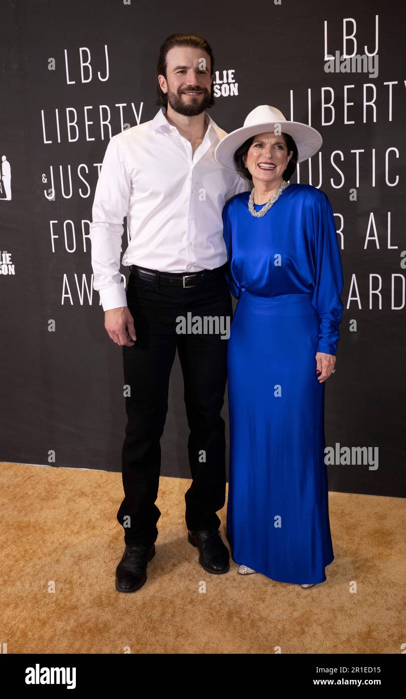 LBJ Daughter LUCI BAINES JOHNSON posiert mit dem Musiker SAM HUNT auf dem roten Teppich beim LBJ Liberty Justice for All Award der Lyndon Baines Johnson Library am 12. Mai 2023. Der Preis 2023 wurde dem Sänger Willie Nelson (nicht gezeigt) anlässlich seines 90. Geburtstages verliehen. Stockfoto