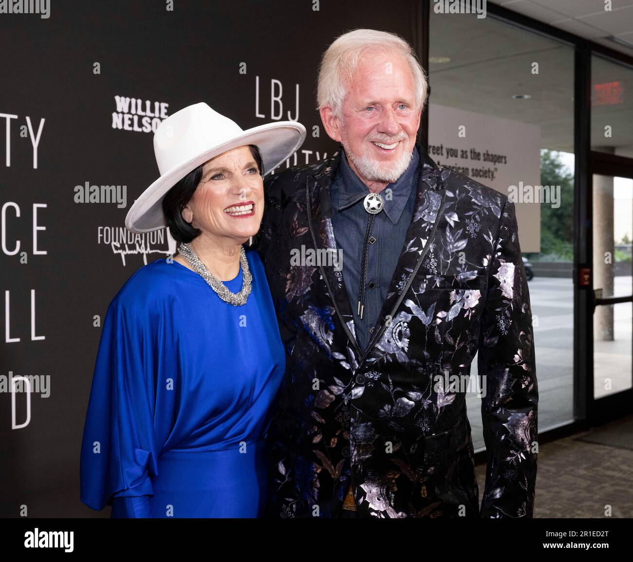 LUCI JOHNSON posiert am 12. Mai 2023 beim LBJ Liberty Justice for All Award der Lyndon Baines Johnson Library mit dem Familienfreund JOE BATSON aus Amarillo, Texas, auf dem roten Teppich. Der Preis 2023 wurde dem Sänger Willie Nelson (nicht gezeigt) anlässlich seines 90. Geburtstages verliehen. Stockfoto