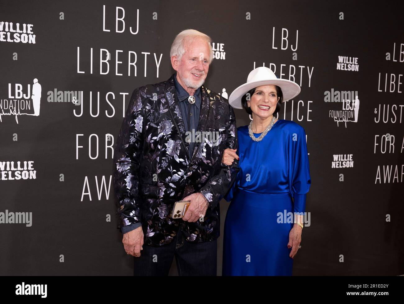 LUCI JOHNSON posiert am 12. Mai 2023 beim LBJ Liberty Justice for All Award der Lyndon Baines Johnson Library mit dem Familienfreund JOE BATSON aus Amarillo, Texas, auf dem roten Teppich. Der Preis 2023 wurde dem Sänger Willie Nelson (nicht gezeigt) anlässlich seines 90. Geburtstages verliehen. Stockfoto