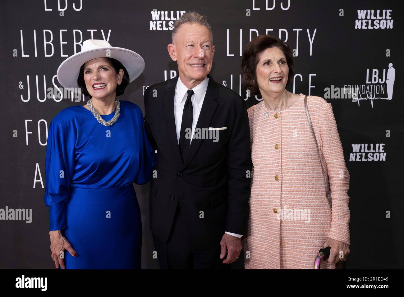 LBJ Daughter LUCI BAINES JOHNSON (in blauem Kleid) posiert am 12. Mai 2023 beim LBJ Liberty Justice for All Award der Lyndon Baines Johnson Library mit ihrer Schwester LYNDA ROBB und der texanischen Sängerin LYLE LOVETT auf dem roten Teppich. Der Preis 2023 wurde dem Sänger Willie Nelson (nicht gezeigt) anlässlich seines 90. Geburtstages verliehen. Stockfoto