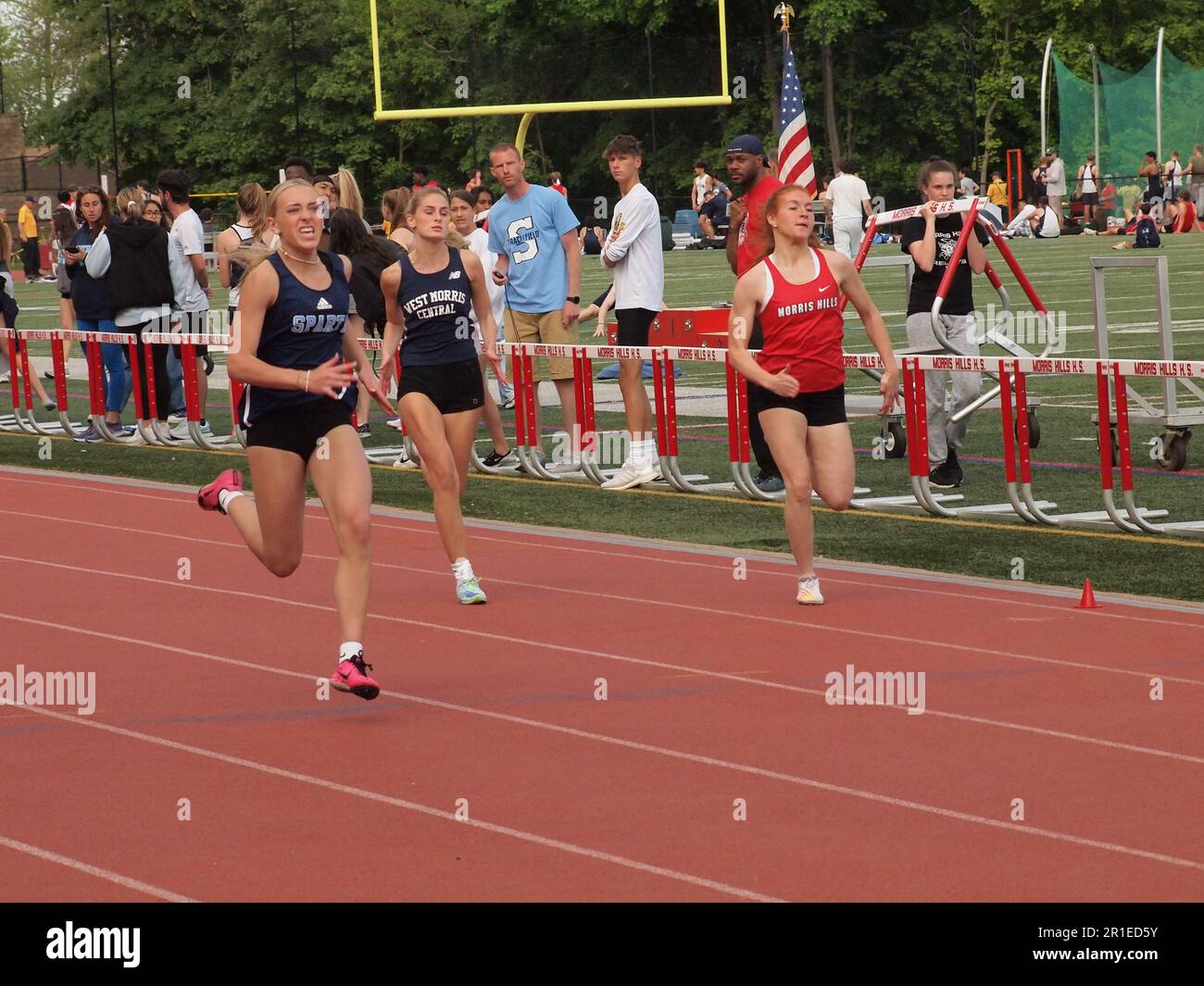 High School Leichtathletikwettbewerb in New Jersey, USA, einschließlich Sprints für Jungen und Mädchen und Hürden für Jungen. Stockfoto