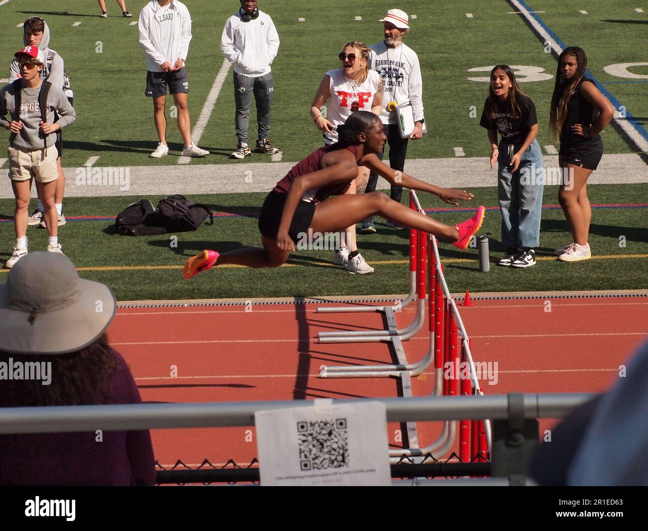 High School Leichtathletikwettbewerb in New Jersey, USA, einschließlich Sprints für Jungen und Mädchen und Hürden für Jungen. Stockfoto