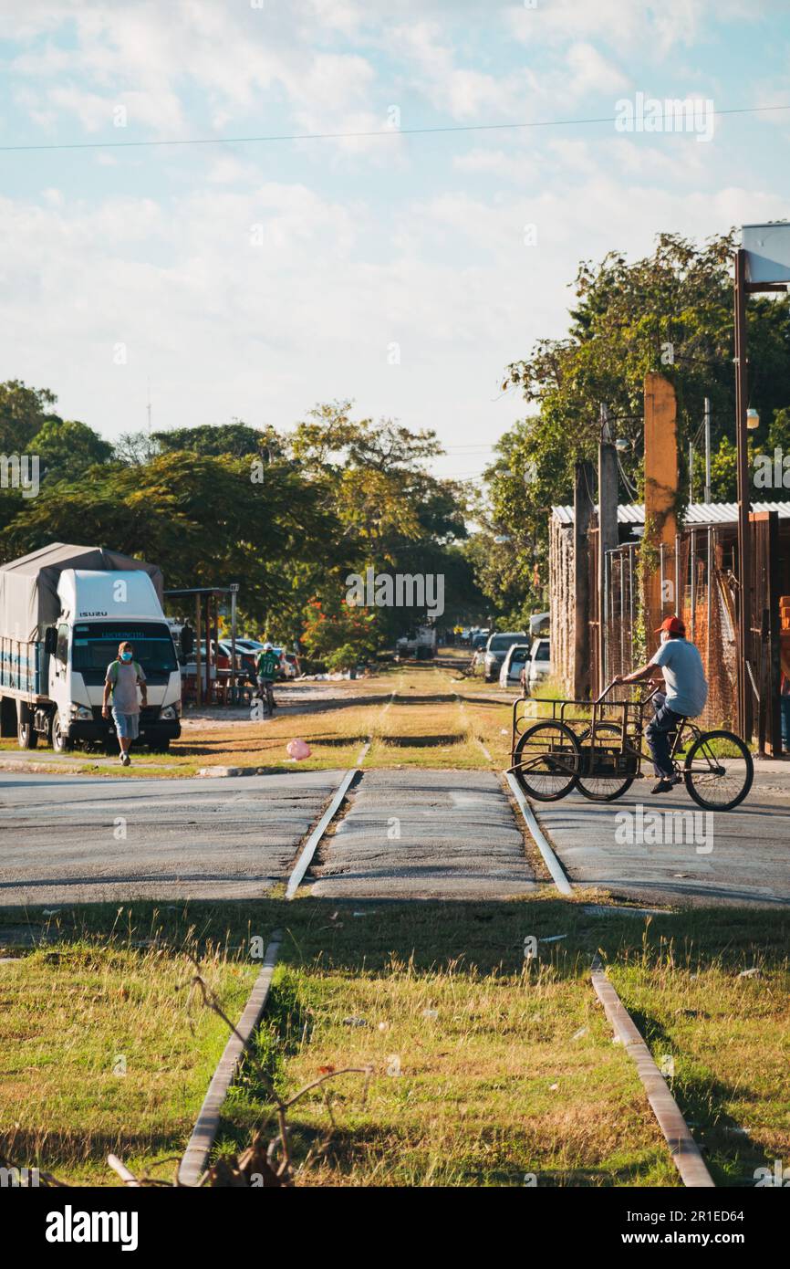 Stillgelegte Bahngleise in einer Straße in Merida, Mexiko. Die Region Yucatán verfügte von 1865 bis Mitte des 20. Jahrhunderts über ein geschäftiges Eisenbahnnetz. Stockfoto