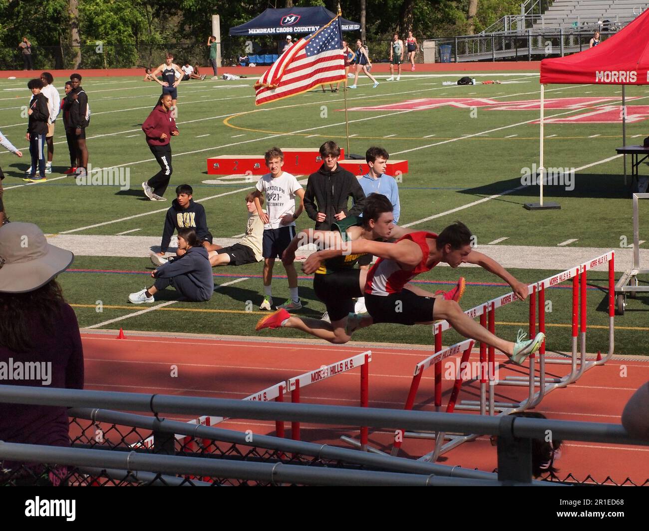 High School Leichtathletikwettbewerb in New Jersey, USA, einschließlich Sprints für Jungen und Mädchen und Hürden für Jungen. Stockfoto