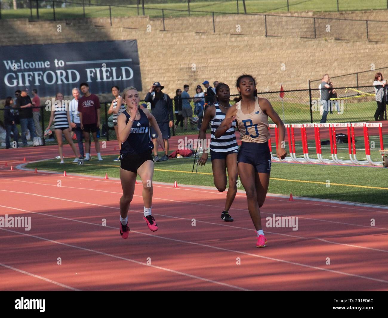 High School Leichtathletikwettbewerb in New Jersey, USA, einschließlich Sprints für Jungen und Mädchen und Hürden für Jungen. Stockfoto