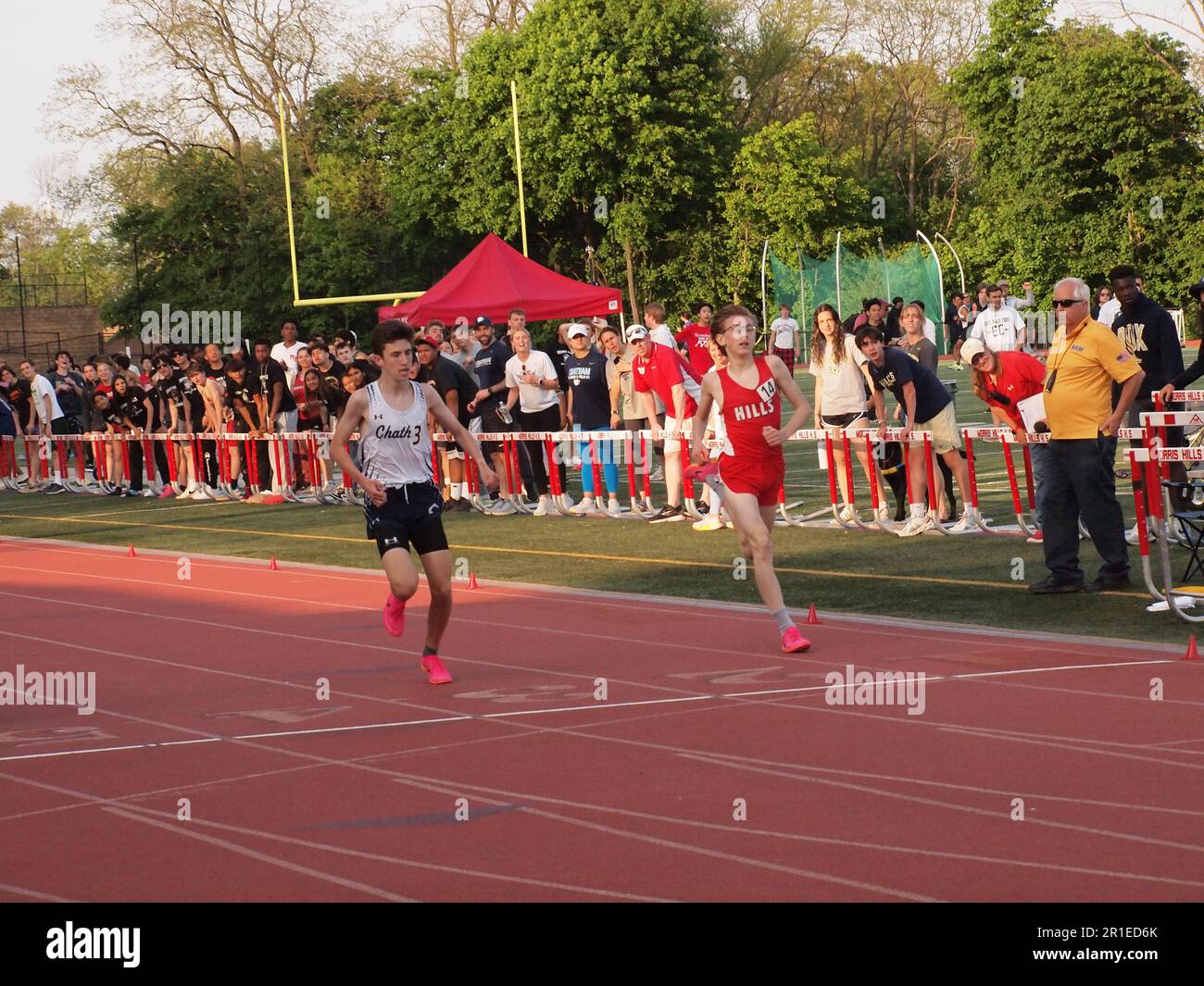 High School Leichtathletikwettbewerb in New Jersey, USA, einschließlich Sprints für Jungen und Mädchen und Hürden für Jungen. Stockfoto
