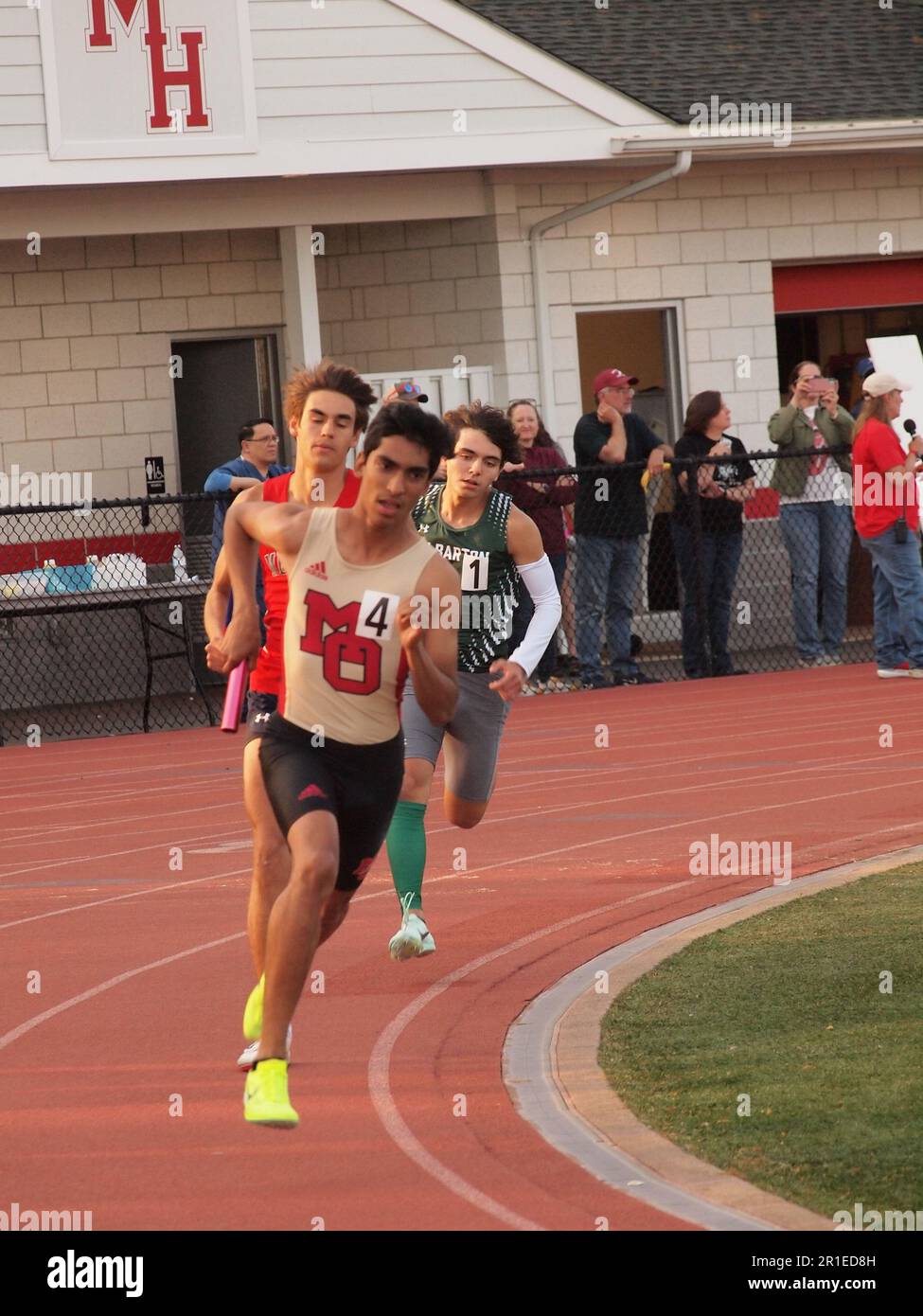 High School Leichtathletikwettbewerb in New Jersey, USA, einschließlich Sprints für Jungen und Mädchen und Hürden für Jungen. Stockfoto