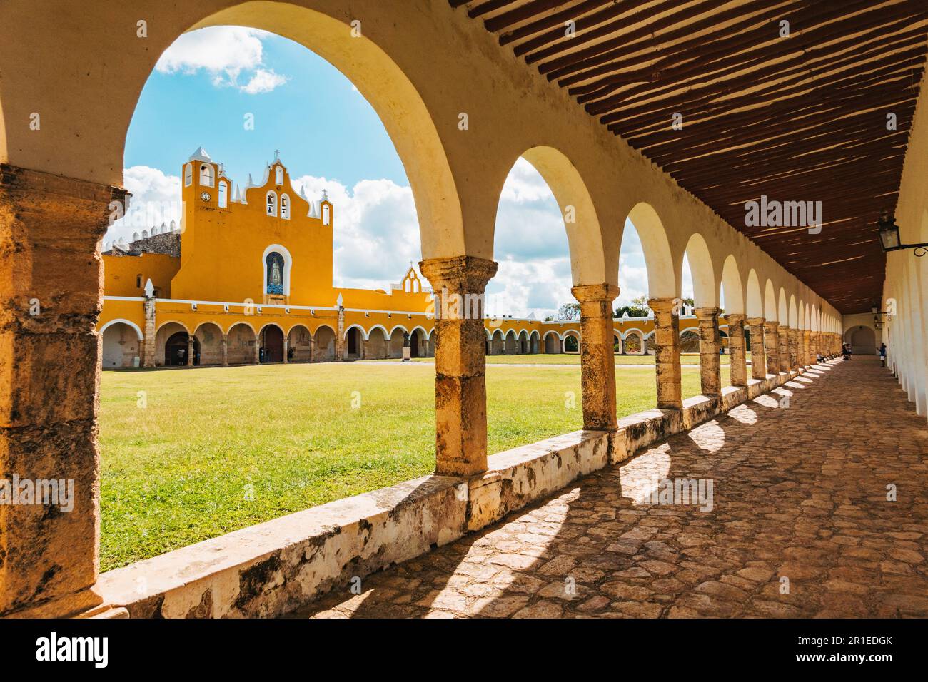 Das Kloster San Antonio de Padua aus dem 16. Jahrhundert in Izamal, Mexiko, auch bekannt als „gelbe Stadt“ Stockfoto