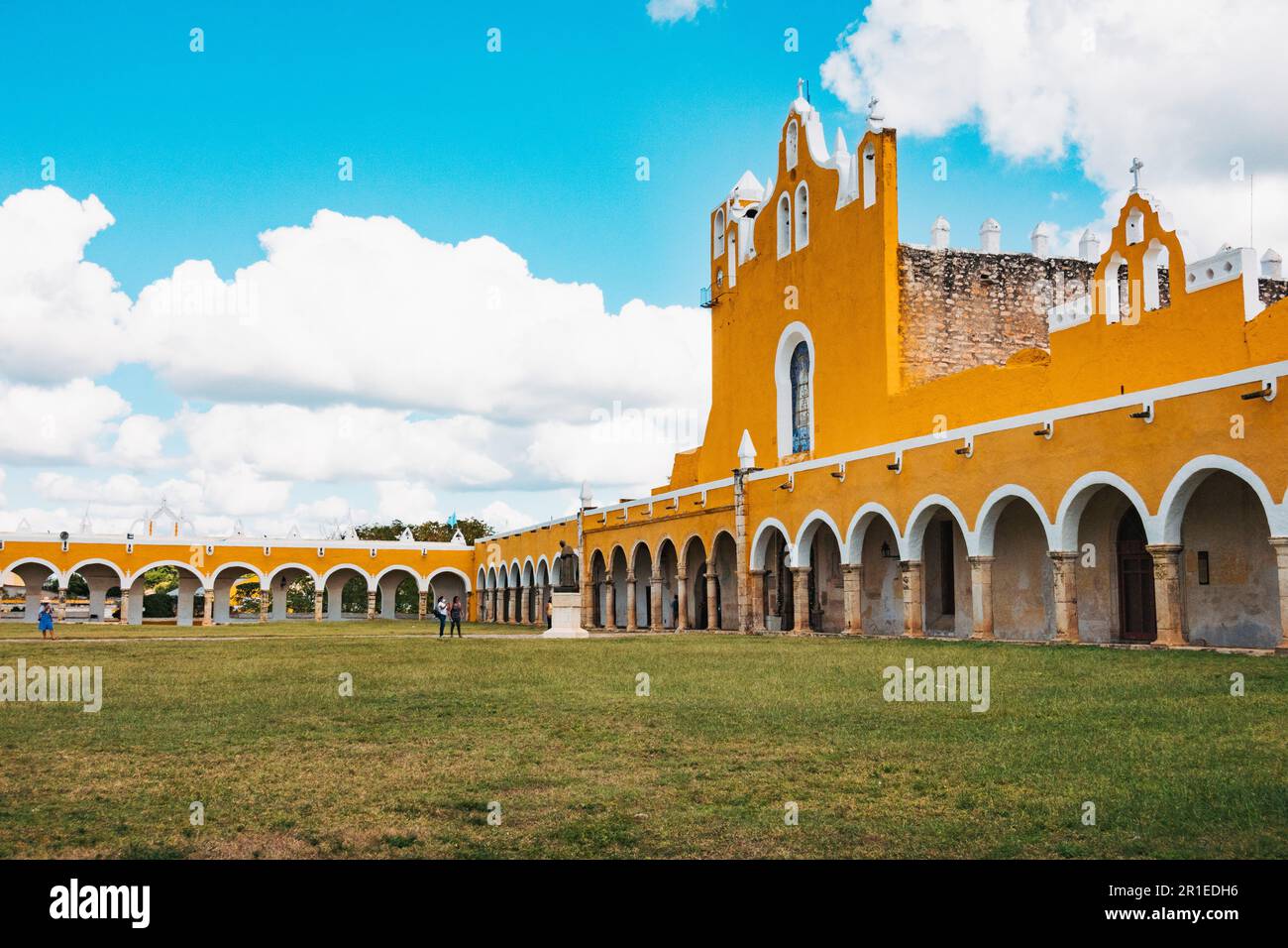 Das Kloster San Antonio de Padua aus dem 16. Jahrhundert in Izamal, Mexiko, auch bekannt als „gelbe Stadt“ Stockfoto