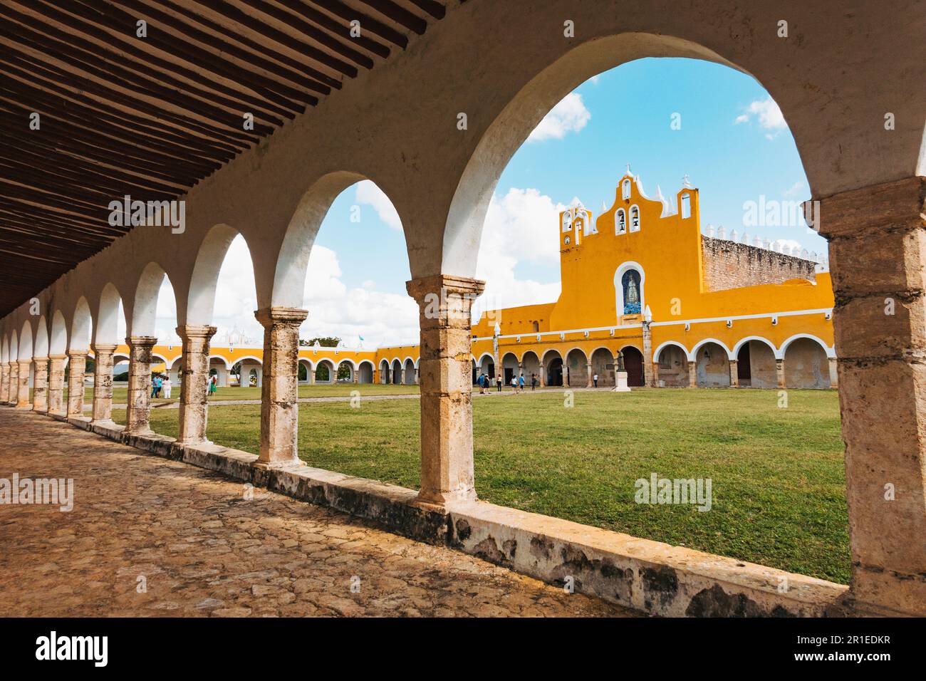 Das Kloster San Antonio de Padua aus dem 16. Jahrhundert in Izamal, Mexiko, auch bekannt als „gelbe Stadt“ Stockfoto