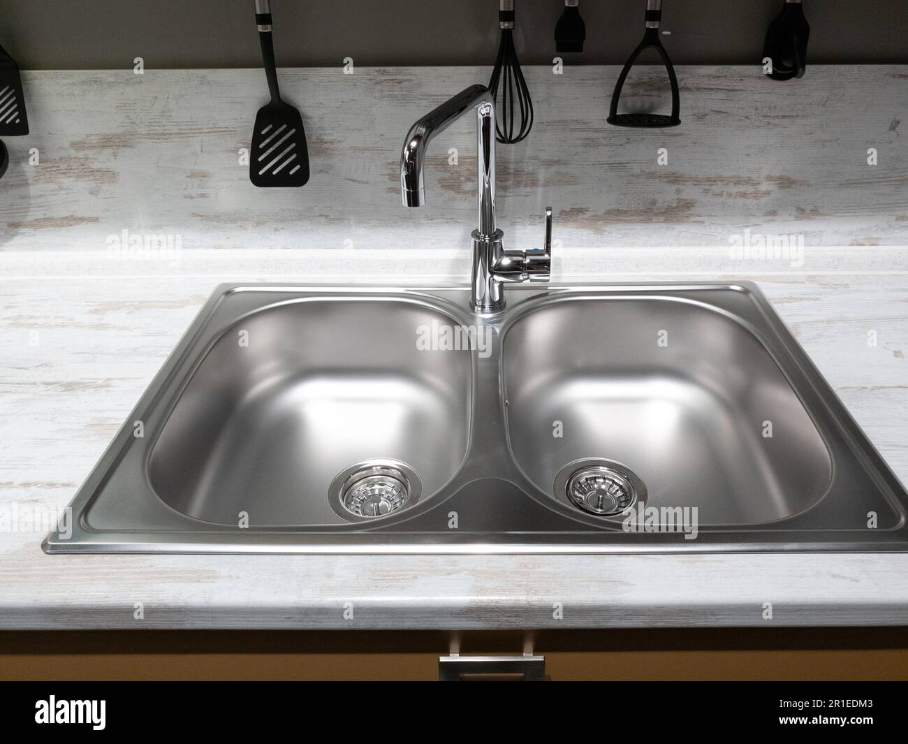 Zwei Waschbecken und Wasserhahn in der Küche Stockfoto