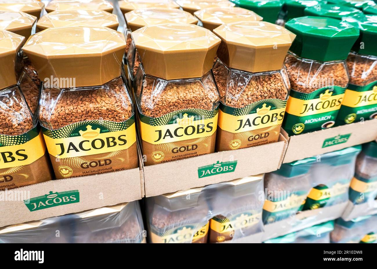Samara, Russland - 21. April 2023: Jacobs Monarch Kaffee in Glasgefäßen auf einem Regal. Selektiver Fokus Stockfoto