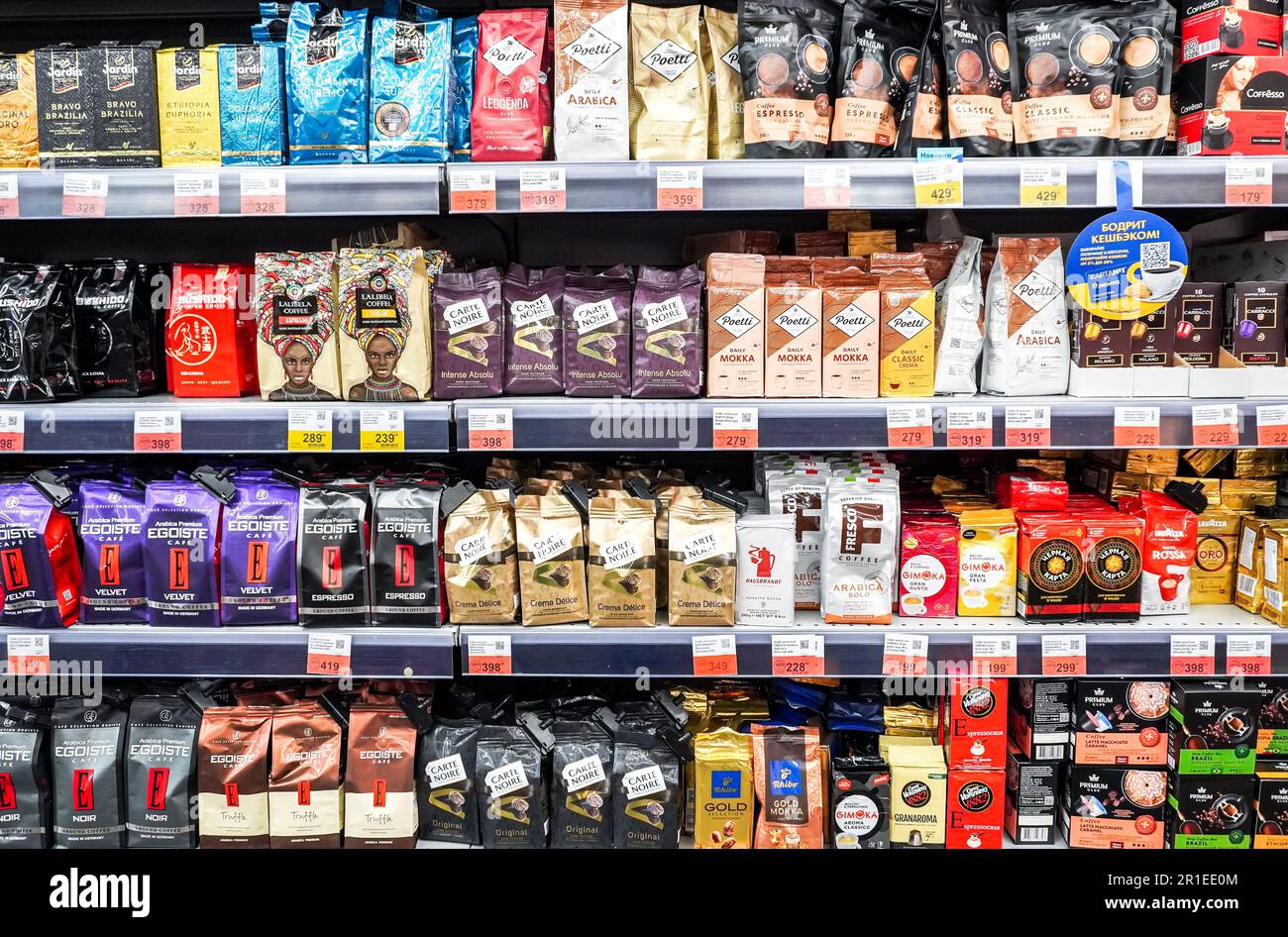 Samara, Russland - 21. April 2023: Verschiedene Kaffeesorten in den Regalen eines Supermarkts Stockfoto