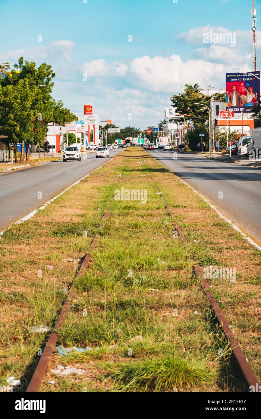 Stillgelegte Bahngleise in einer Straße in Merida, Mexiko. Die Region Yucatán verfügte von 1865 bis Mitte des 20. Jahrhunderts über ein geschäftiges Eisenbahnnetz. Stockfoto