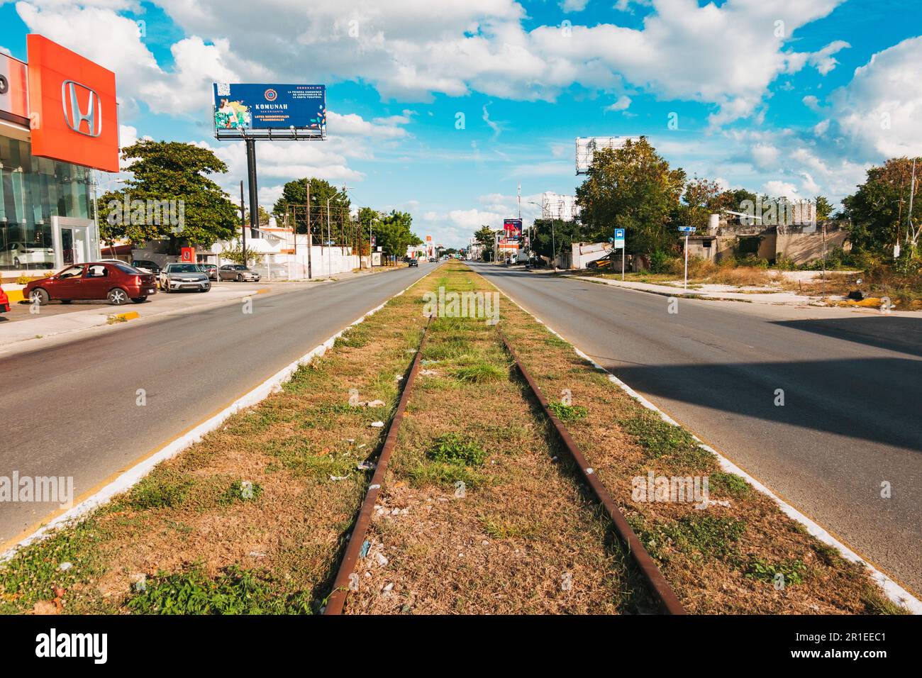 Stillgelegte Bahngleise in einer Straße in Merida, Mexiko. Die Region Yucatán verfügte von 1865 bis Mitte des 20. Jahrhunderts über ein geschäftiges Eisenbahnnetz. Stockfoto