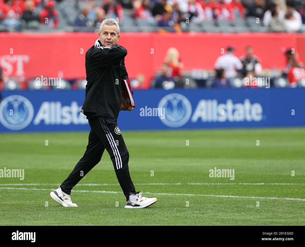 Chicago, USA, 13. Mai 2023. Major League Soccer (MLS) Chicago Fire Cheftrainer Frank Klopas betritt das Spiel vor dem Spiel gegen St. Louis CITY SC am Soldier Field in Chicago, IL, USA. Kredit: Tony Gadomski / All Sport Imaging / Alamy Live News Stockfoto