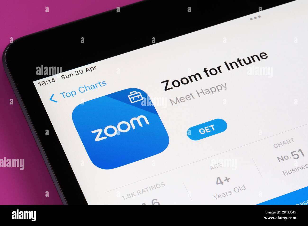 Zoom-App im App Store auf dem iPad-Bildschirm. Selektiver Fokus. Stafford, Großbritannien, 6. Mai 2023 Stockfoto