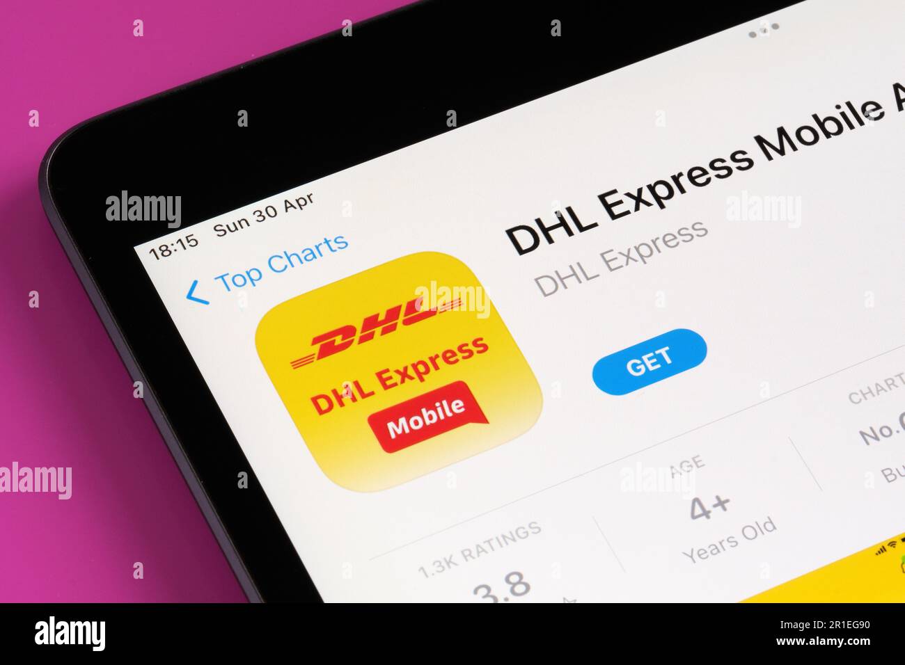 Die DHL Express Mobile App wird im App Store auf dem iPad-Bildschirm angezeigt. Selektiver Fokus. Stafford, Großbritannien, 6. Mai 2023 Stockfoto