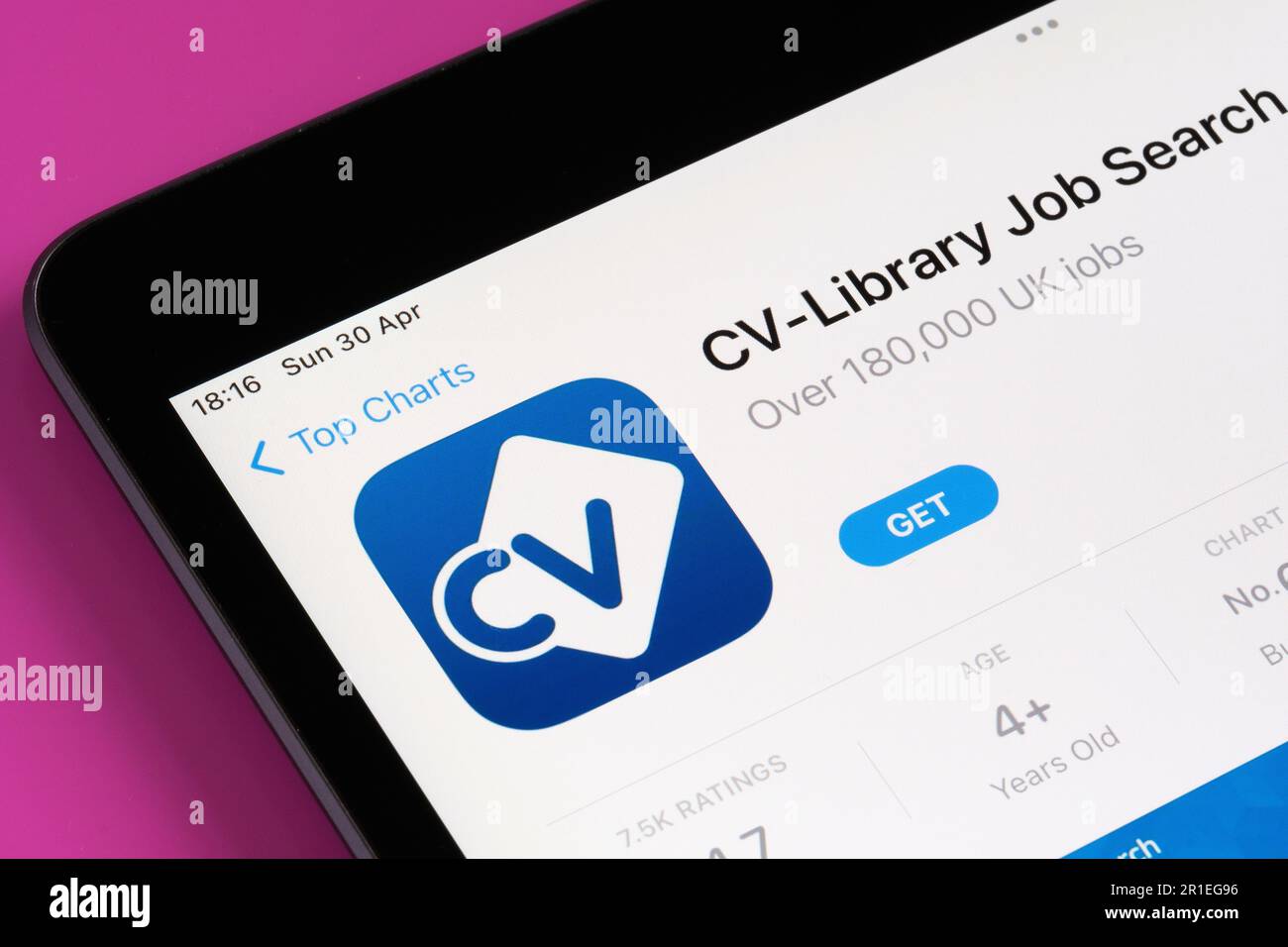 App für die Suche nach Jobs in der CV-Bibliothek wird im App Store auf dem iPad-Bildschirm angezeigt. Selektiver Fokus. Stafford, Großbritannien, 6. Mai 2023 Stockfoto