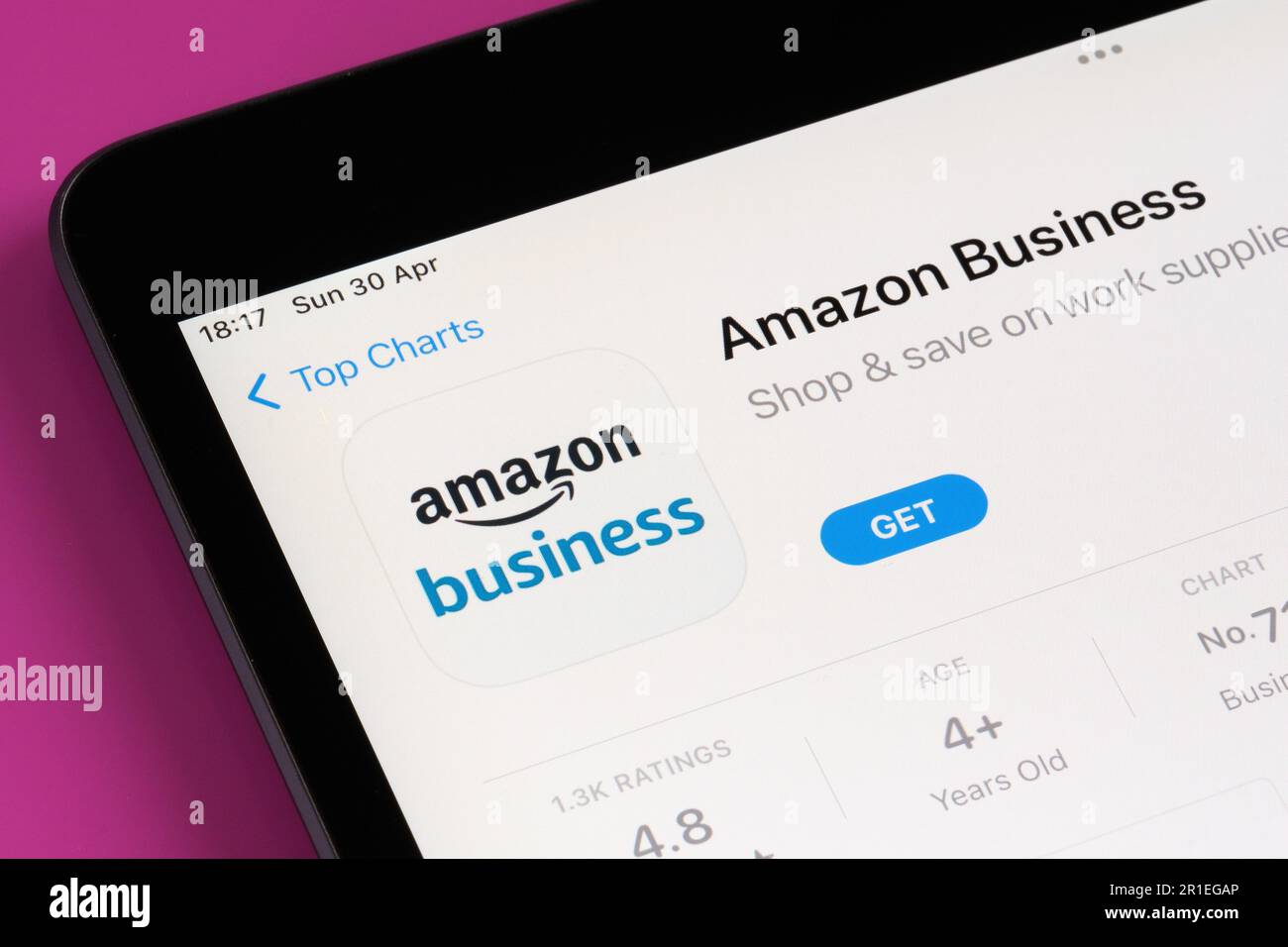 Amazon Business App im App Store auf dem iPad-Bildschirm angezeigt. Selektiver Fokus. Stafford, Großbritannien, 6. Mai 2023 Stockfoto