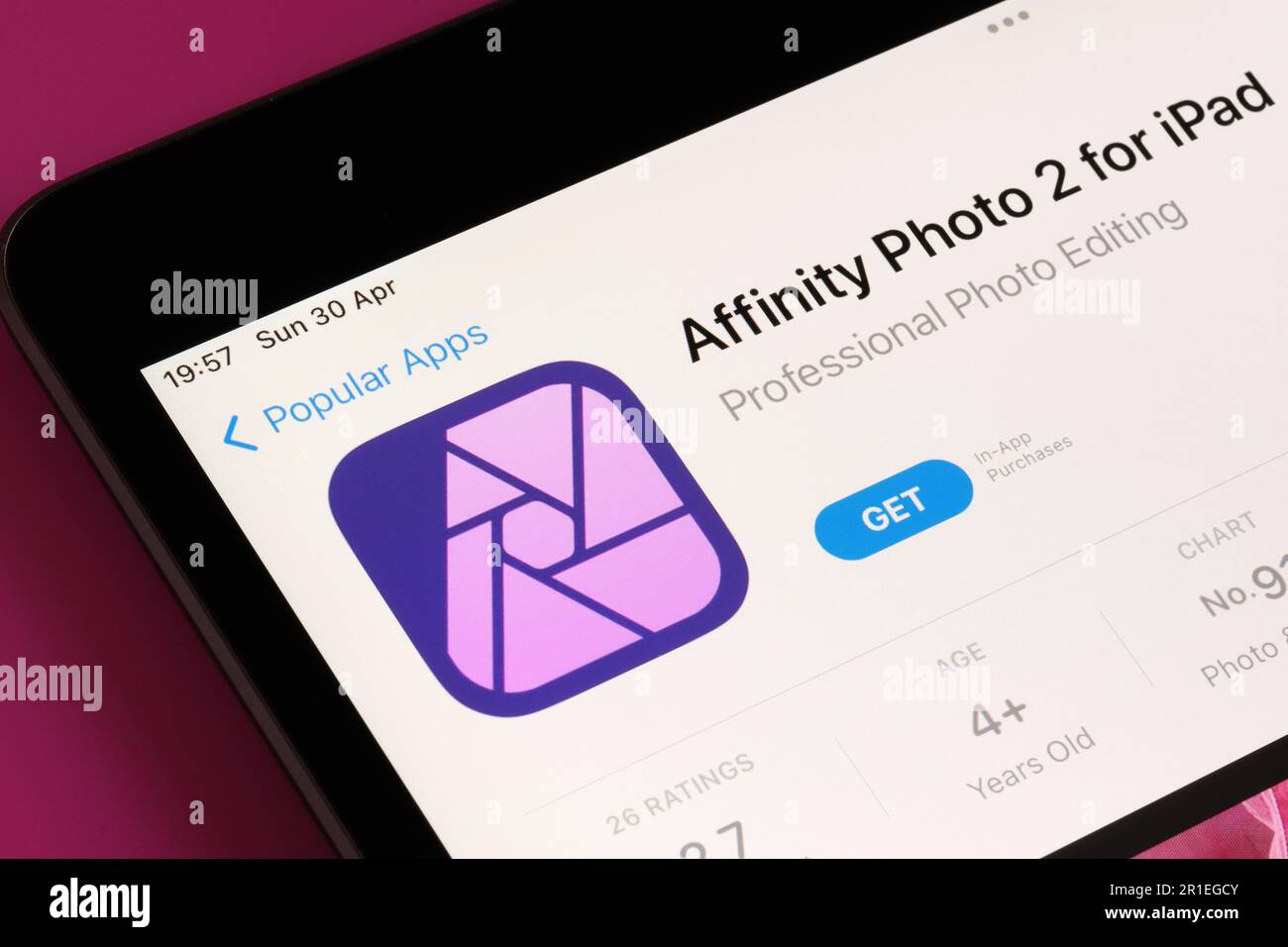 Affinity Photo 2-App im App Store auf dem iPad-Bildschirm angezeigt. Selektiver Fokus. Stafford, Großbritannien, 6. Mai 2023 Stockfoto