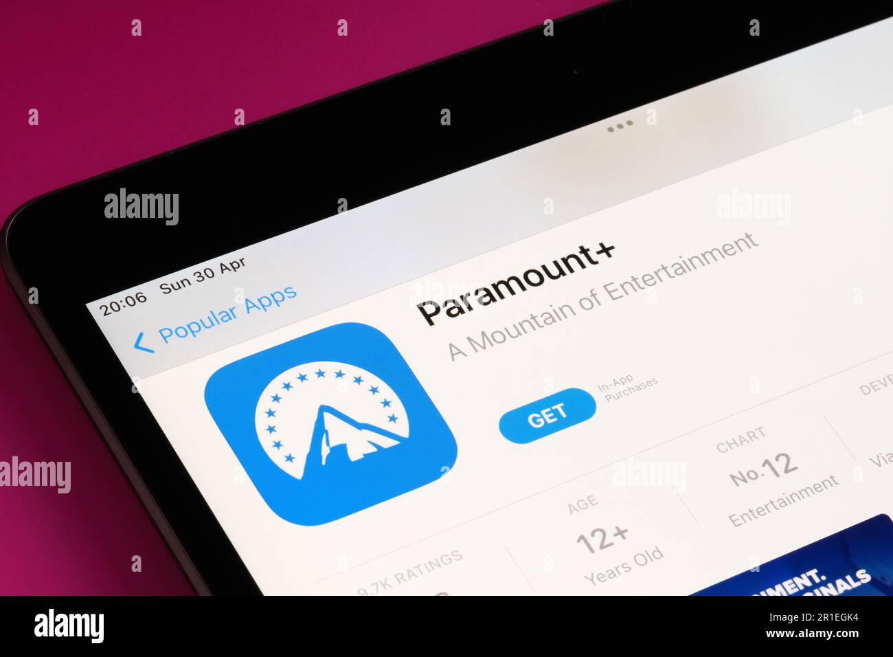 Die Paramount+ App wird im App Store auf dem iPad-Bildschirm angezeigt. Selektiver Fokus. Stafford, Großbritannien, 6. Mai 2023 Stockfoto