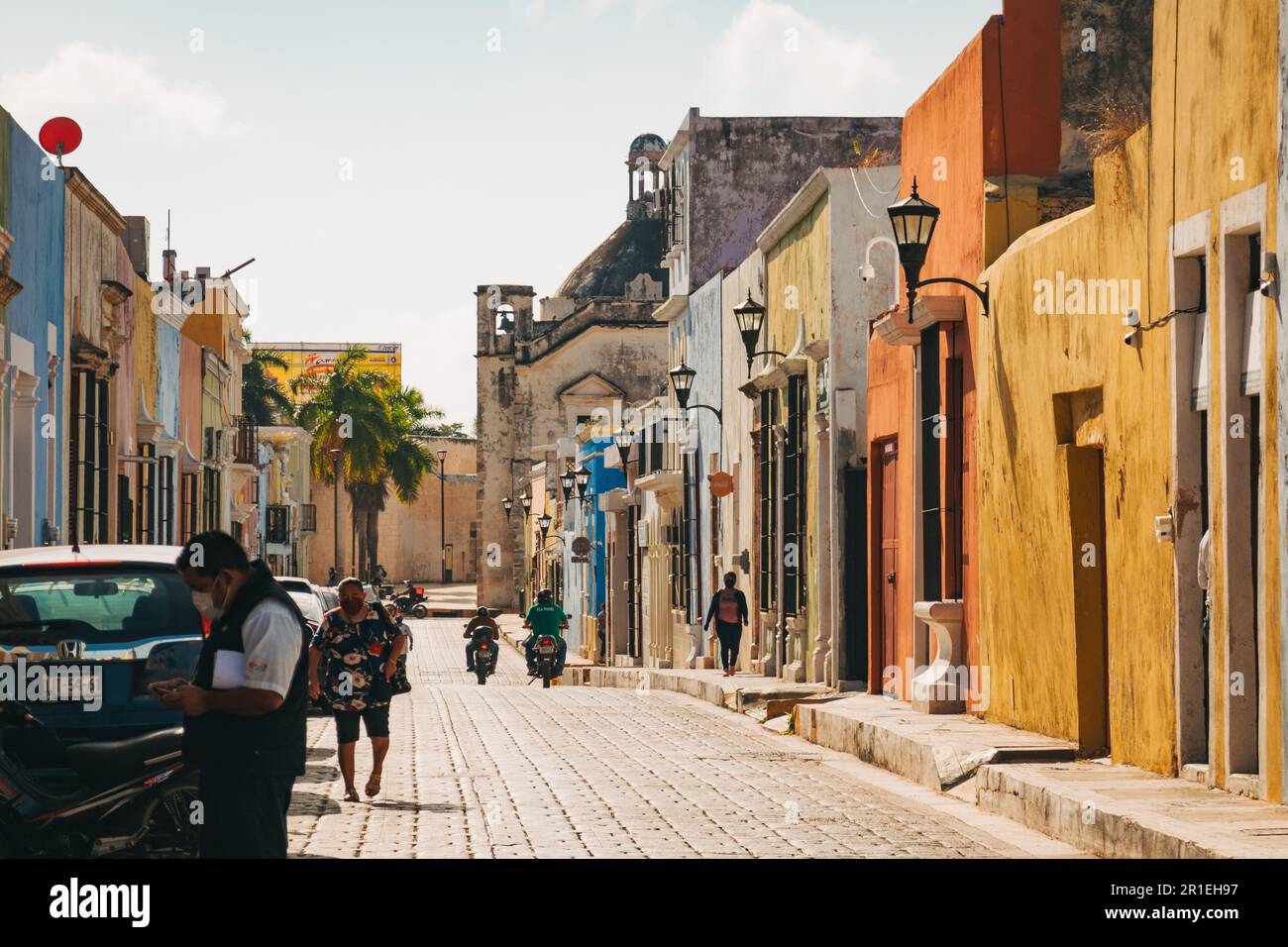 Gebäude aus der spanischen Kolonialzeit in verschiedenen lebhaften Farben im historischen Zentrum der Stadt Campeche, Mexiko Stockfoto