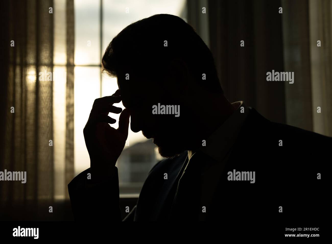 Müder Mann, der nach der Computerarbeit an Kopfschmerzen leidet, erschöpft mit geschlossenen Augen, die den Kopf berühren, Schmerzen lindern, Migräne. Geschäftsprobleme Stockfoto
