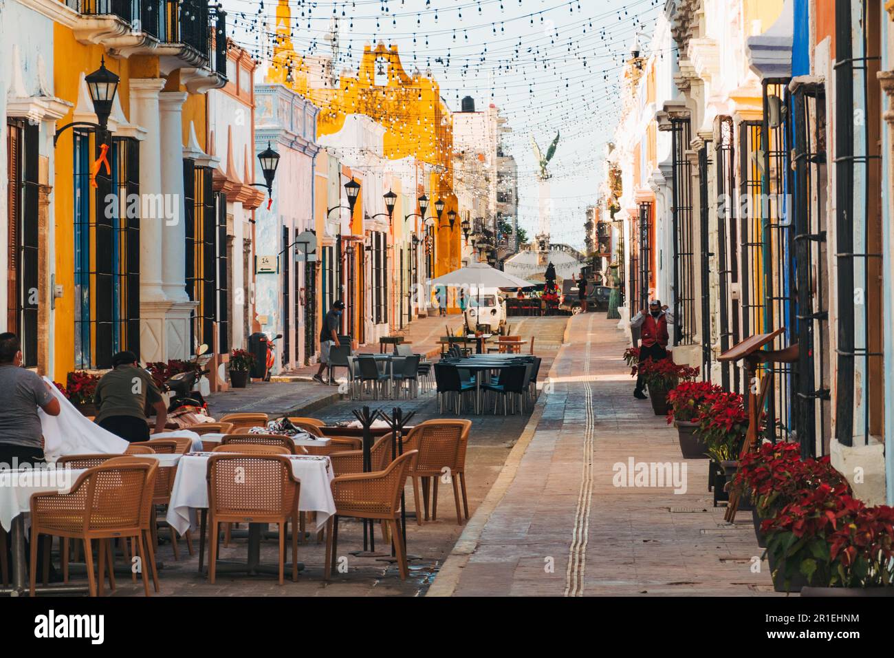 Farbenfrohe Gebäude umgeben Esstische an der Calle 59, einer beliebten Straße für Restaurants und Nachtleben in Campeche, Mexiko Stockfoto