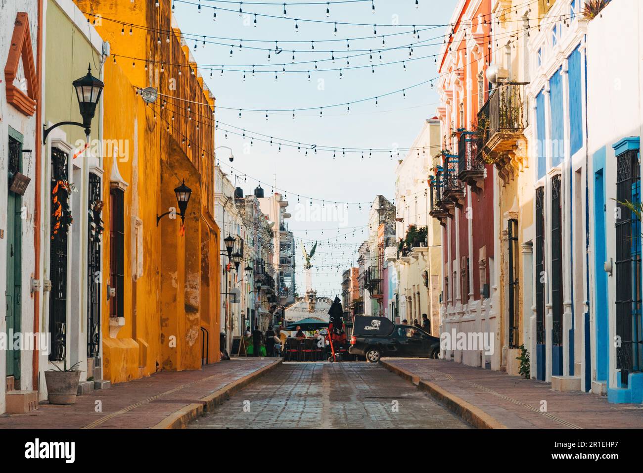 Farbenfrohe Gebäude entlang der Calle 59, einer beliebten Straße für Restaurants und Nachtleben in der Stadt Campeche, Mexiko Stockfoto