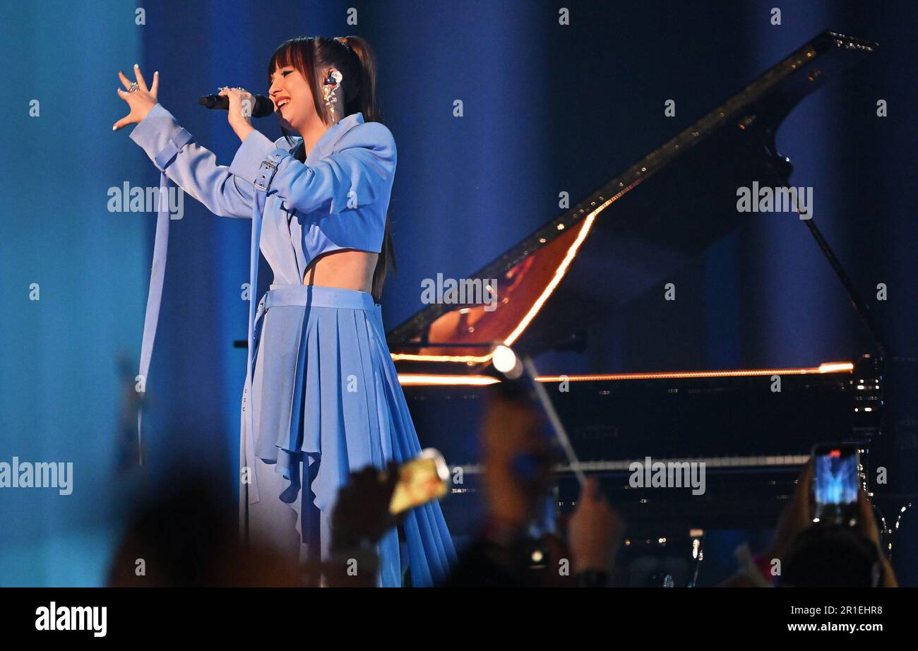 Liverpool, Großbritannien. 13. Mai 2023. Alika Milova aus Estland singt „Bridges“ beim Finale des Eurovision Song Contest (ESC) 67. in der M&S Bank Arena. Kredit: Peter Kneffel/dpa/Alamy Live News Stockfoto