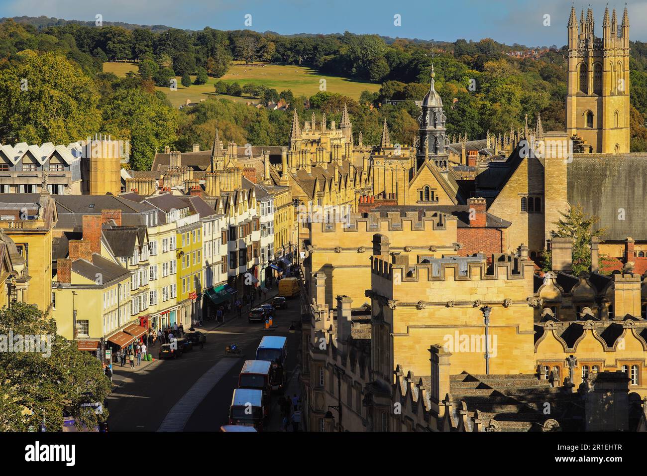 Oxford, Vereinigtes Königreich - 20. September 2019 : Blick auf die geschäftige Oxford High Street mit Doppeldeckerbussen Stockfoto