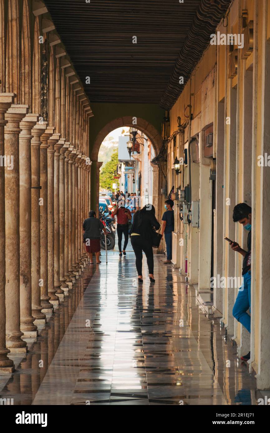 Säulen und Bögen der spanischen Kolonialarchitektur auf der Plaza de la Independencia, Campeche, Mexiko Stockfoto