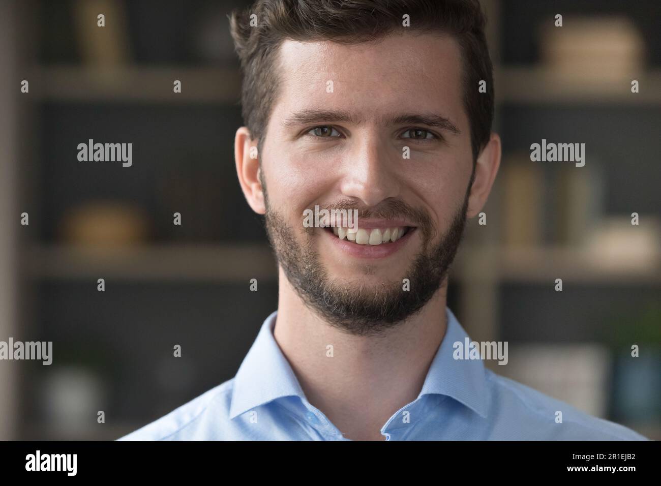 Positiver attraktiver junger Mann, Nahaufnahme des Gesichtsbildes Stockfoto