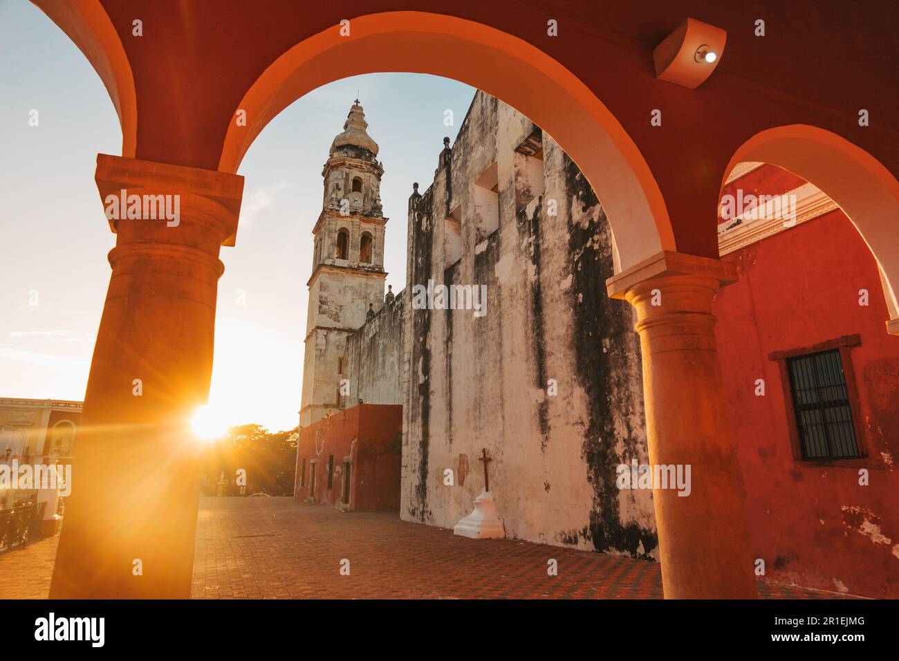 Die Sonne geht über der spanischen Kolonialarchitektur der Plaza de la Independencia in Campeche, Mexiko, unter Stockfoto