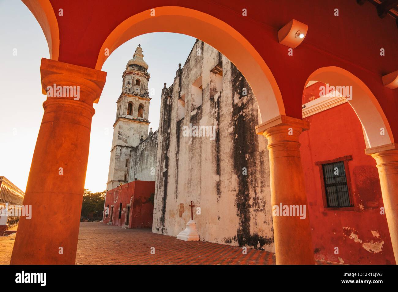 Die Sonne geht über der spanischen Kolonialarchitektur der Plaza de la Independencia in Campeche, Mexiko, unter Stockfoto