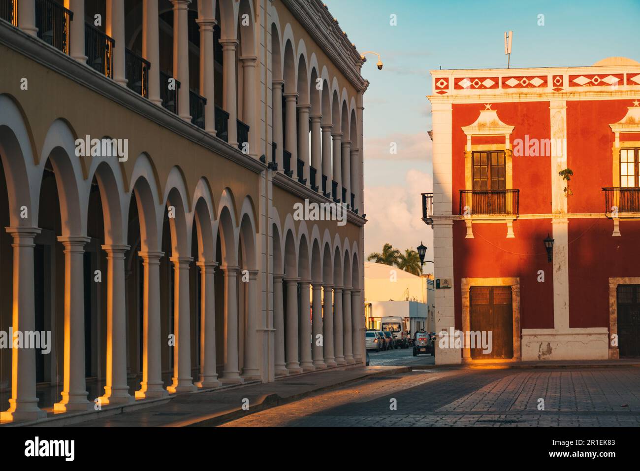 Die Sonne geht über der spanischen Kolonialarchitektur der Plaza de la Independencia in Campeche, Mexiko, unter Stockfoto