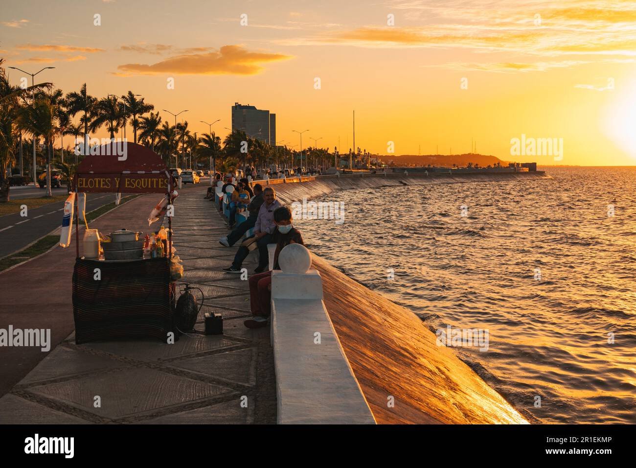 Die Bewohner entspannen sich bei Sonnenuntergang am Malecón in Campeche, Mexiko Stockfoto
