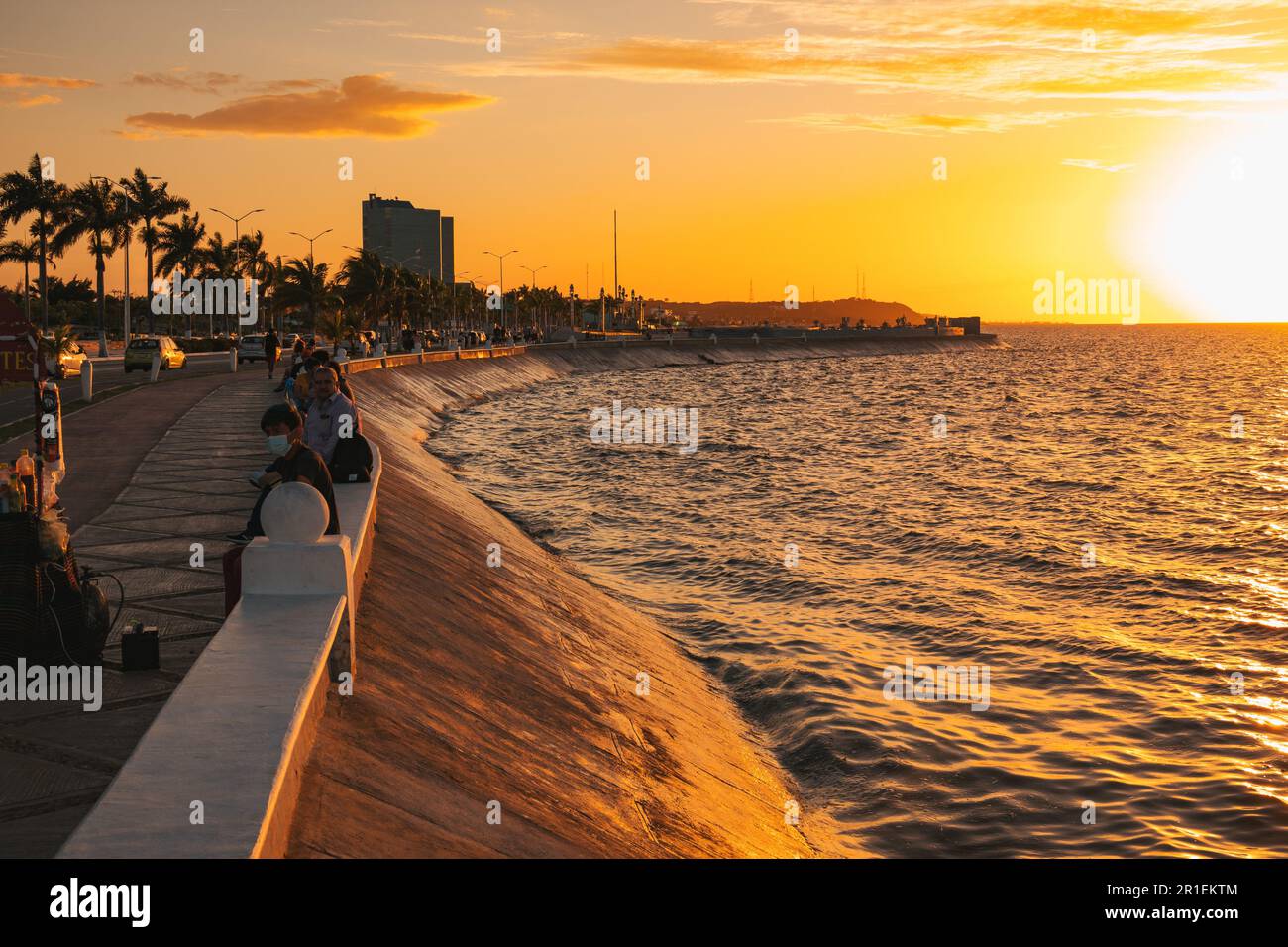 Die Bewohner entspannen sich bei Sonnenuntergang am Malecón in Campeche, Mexiko Stockfoto