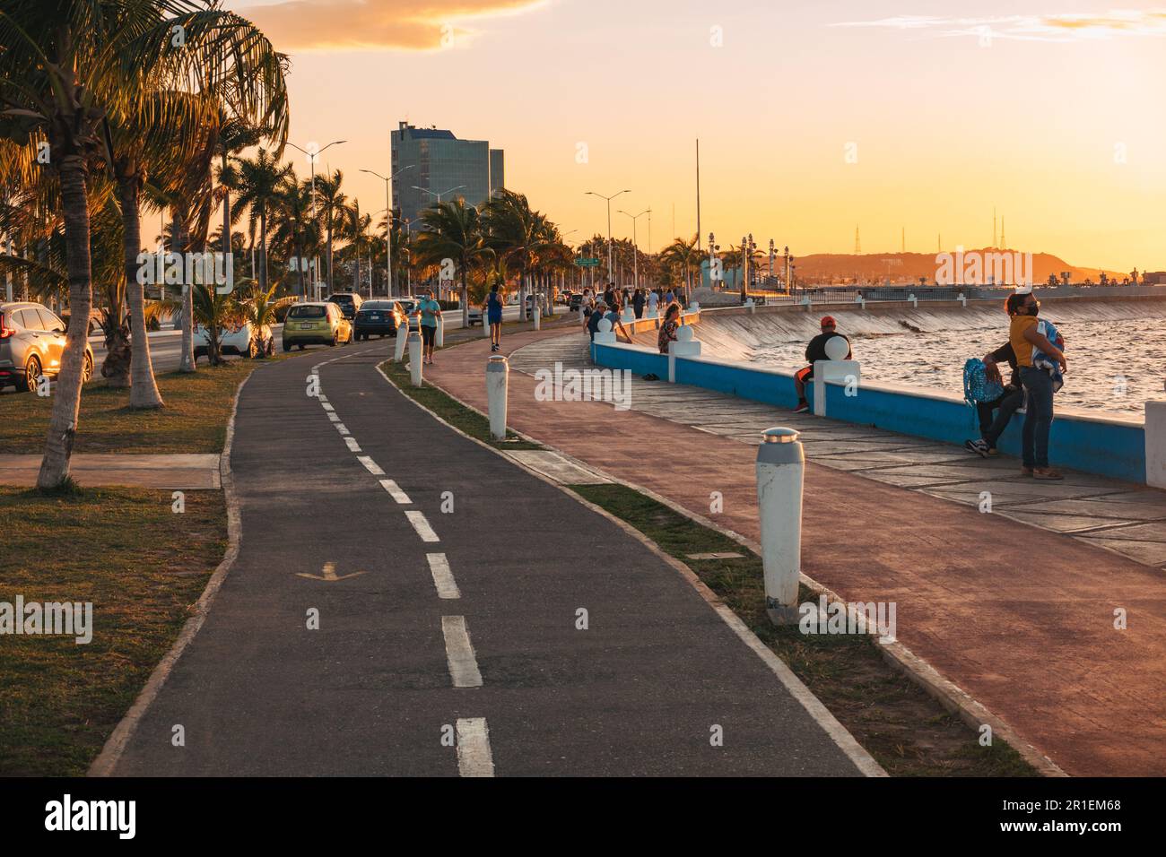 Eine Lauf- und Radstrecke erstreckt sich über den Malecón in Campeche, Mexiko Stockfoto