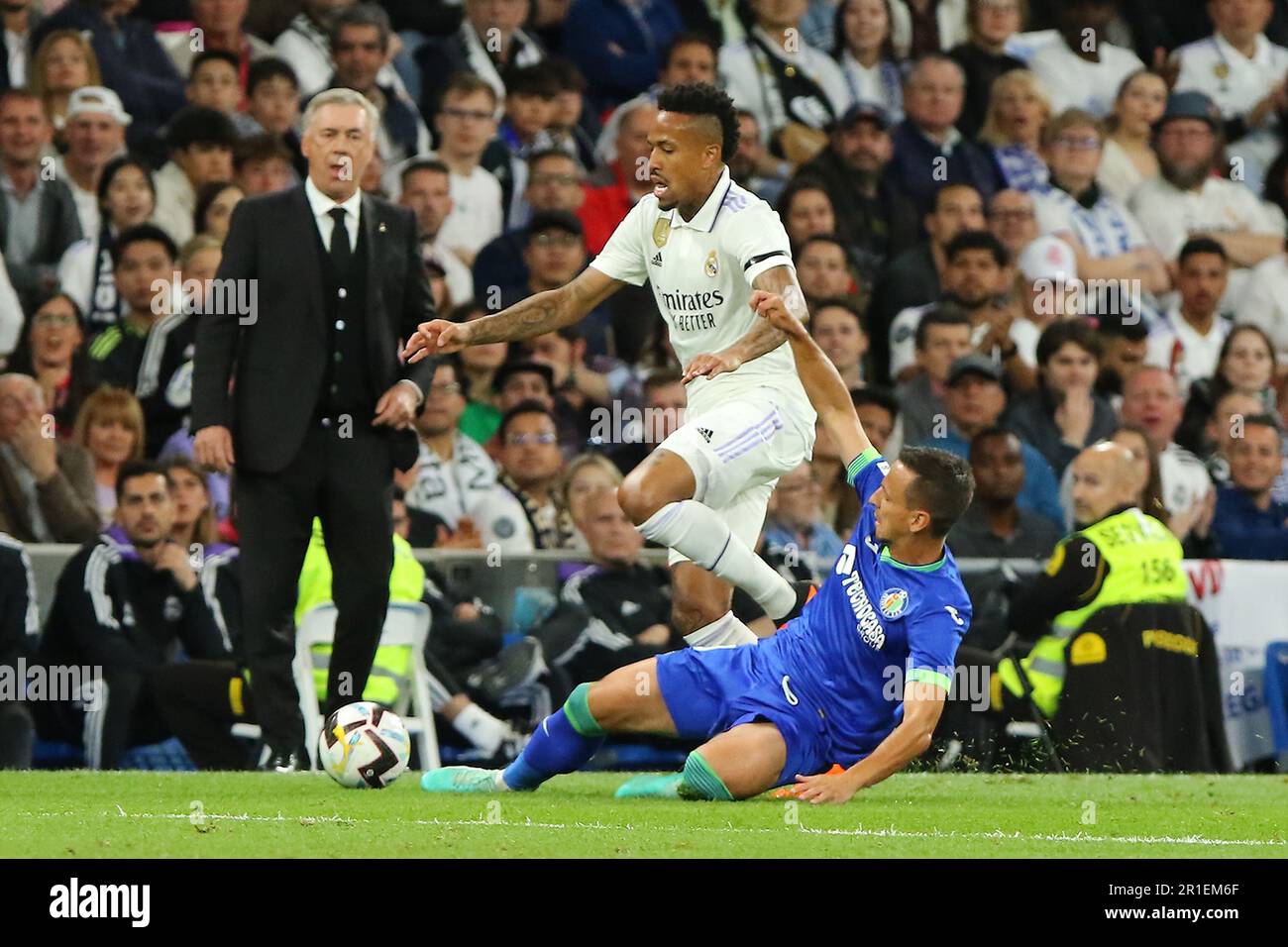 Madrid, Spanien. 13. Mai 2023. Real Madrid´s éder Militão en acciòn durante el partido de Liga Jornada 34 disputado en el Nuevo Santiago Bernabeu, Madrid entre el Real Madrid y Getafe, el 13 de Mayo 2023. Kredit: Edward F. Peters/Alamy Live News Stockfoto