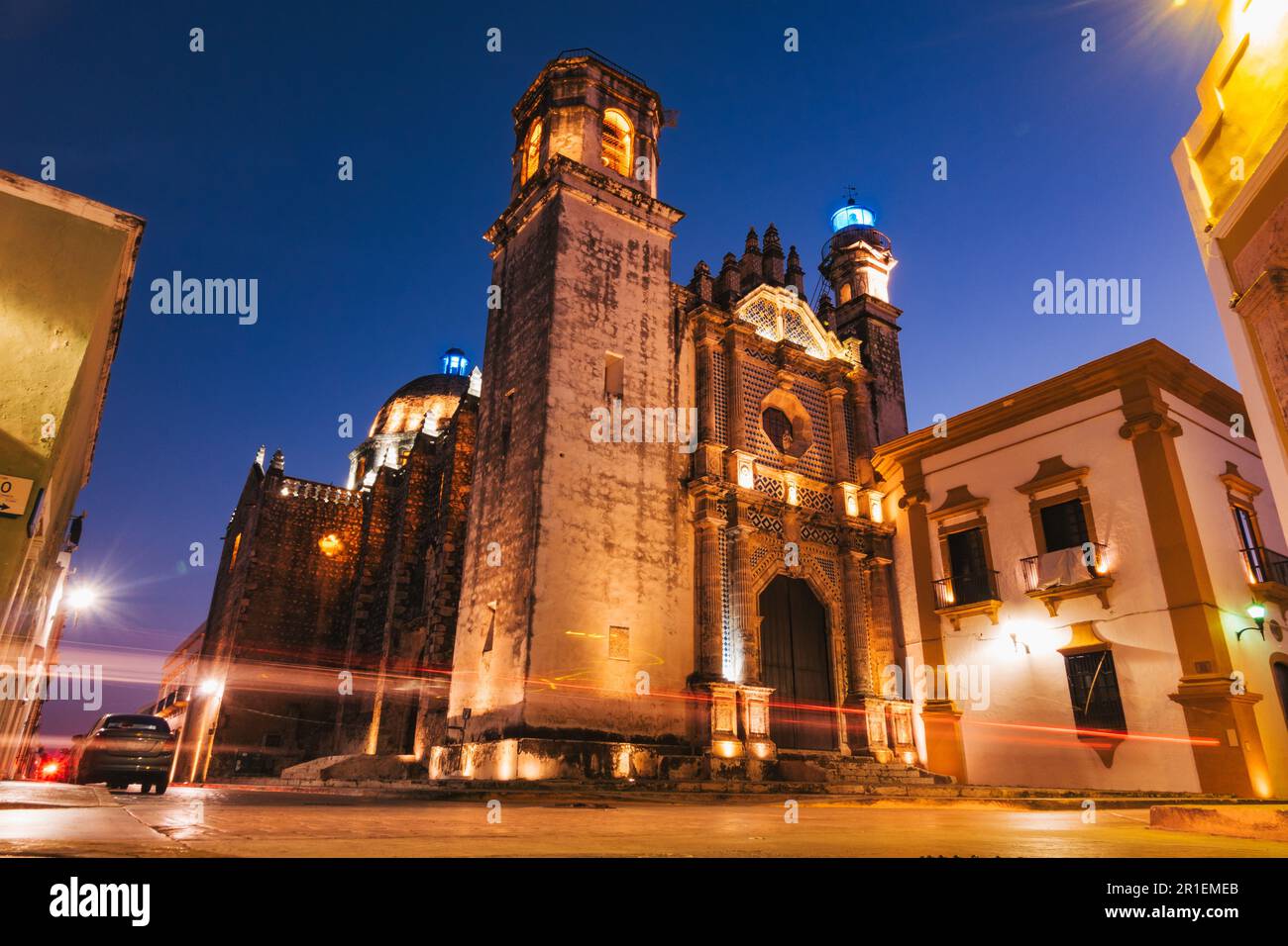 Ex-Templo de San José, Campeche, Mexiko, bei Nacht gesehen. Ein ehemaliger Jesuitentempel, jetzt ein Büro des Instituto Campechano Stockfoto