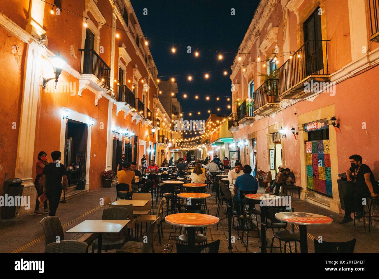 Calle 59, eine beliebte Fußgängerzone voller Bars und Restaurants in der Altstadt von Campeche, Mexiko Stockfoto