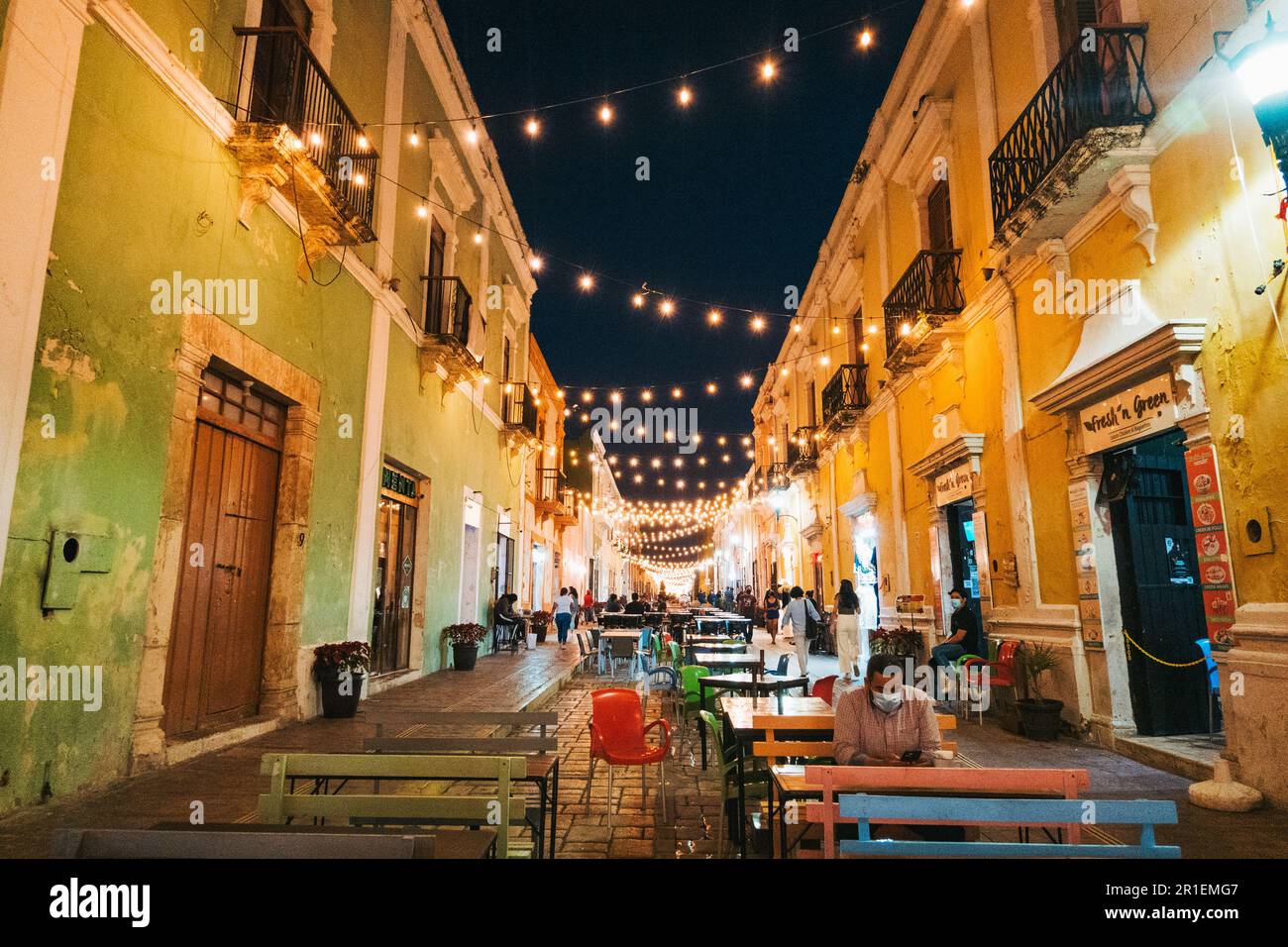 Calle 59, eine beliebte Fußgängerzone voller Bars und Restaurants in der Altstadt von Campeche, Mexiko Stockfoto
