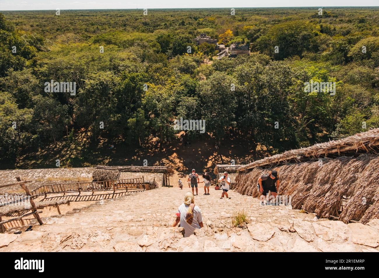 Touristen erklimmen den höchsten Tempel an der archäologischen Stätte Ekʼ Balam in Yucatan, Mexiko. Einer der höchsten in der Gegend, 95 m über dem Boden Stockfoto